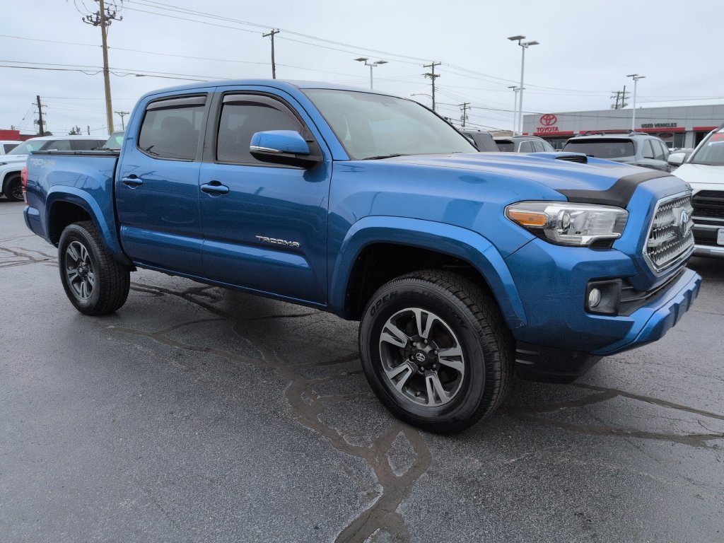 Used 2017 Toyota Tacoma TRD Sport AWD/4WD image 7