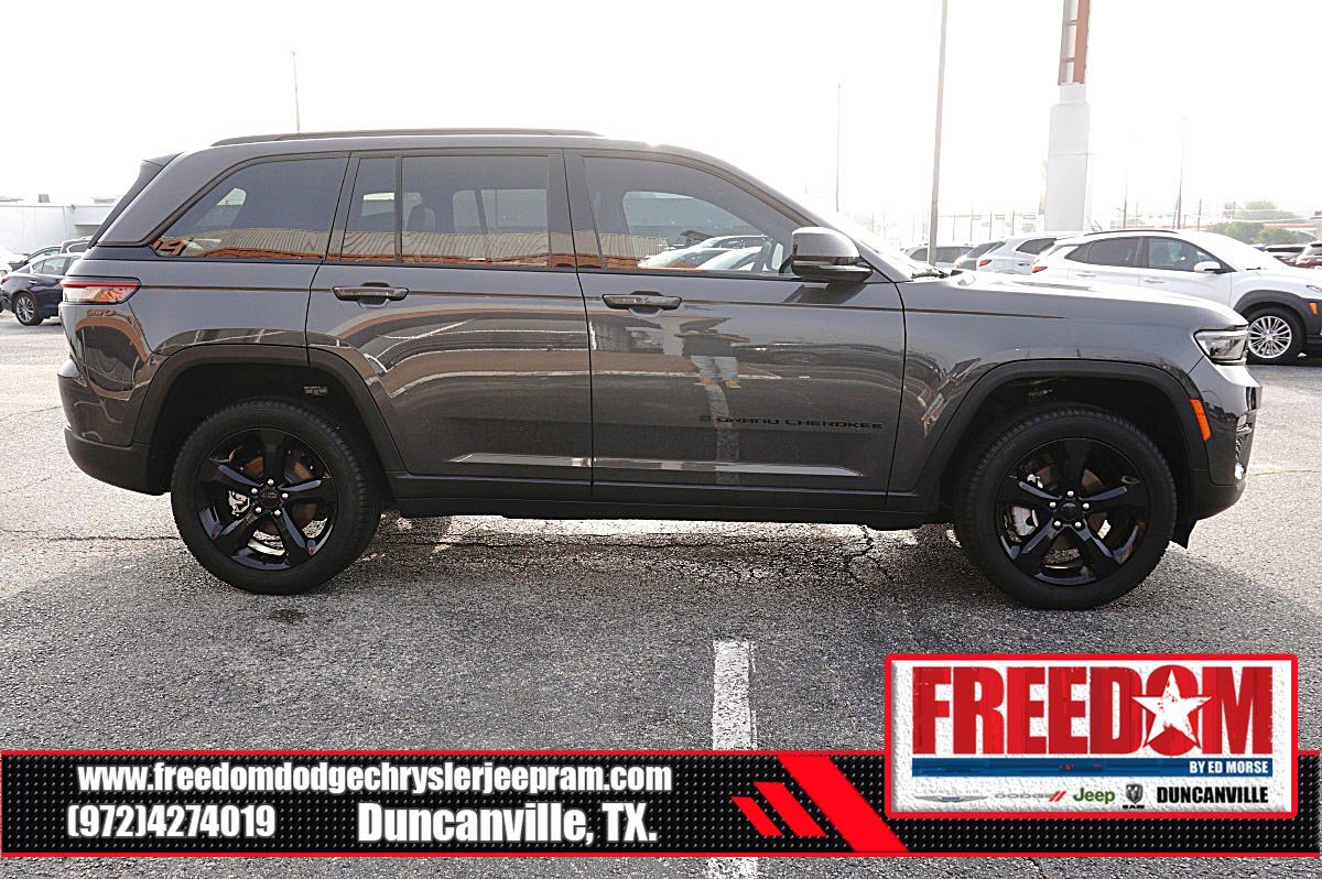 Certified 2025 Jeep Grand Cherokee Limited w/ Black Appearance Package RWD image 6