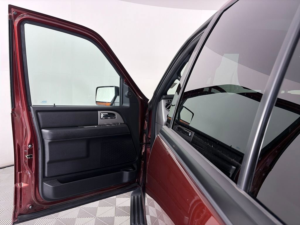 Used 2017 Ford Expedition XLT w/ Equipment Group 202A AWD/4WD image 10