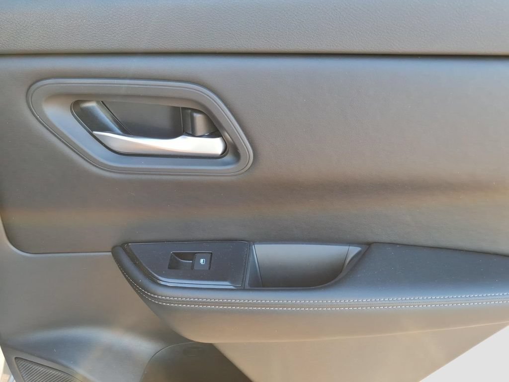 Used 2025 Nissan Rogue SV FWD image 13