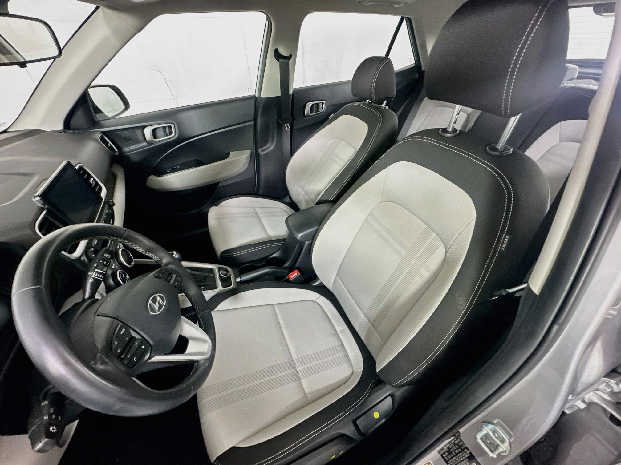 Used 2025 Hyundai Venue SEL FWD image 13