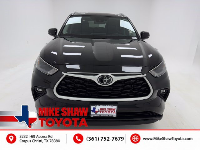 Used 2024 Toyota Highlander XLE FWD image 3