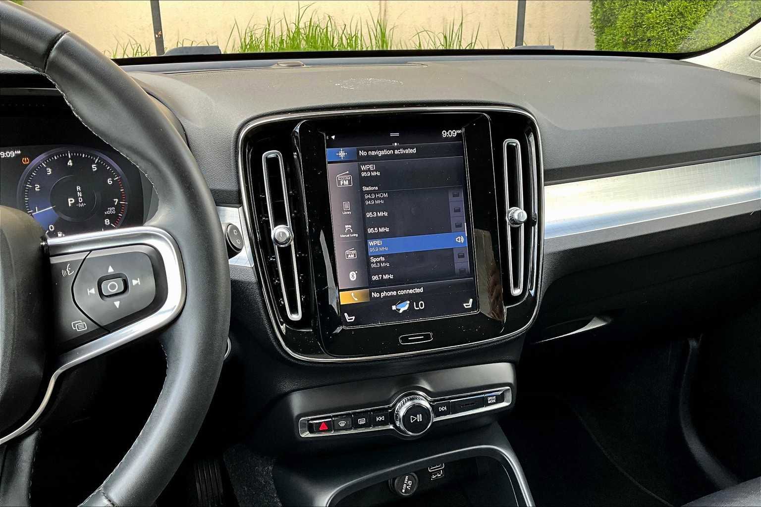 Certified 2022 Volvo XC40 T5 Momentum image 6