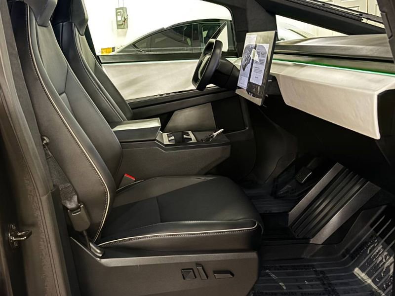 Used 2024 Tesla Cybertruck AWD Crew Cab image 21
