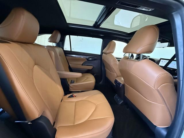 Used 2021 Toyota Highlander Platinum image 16