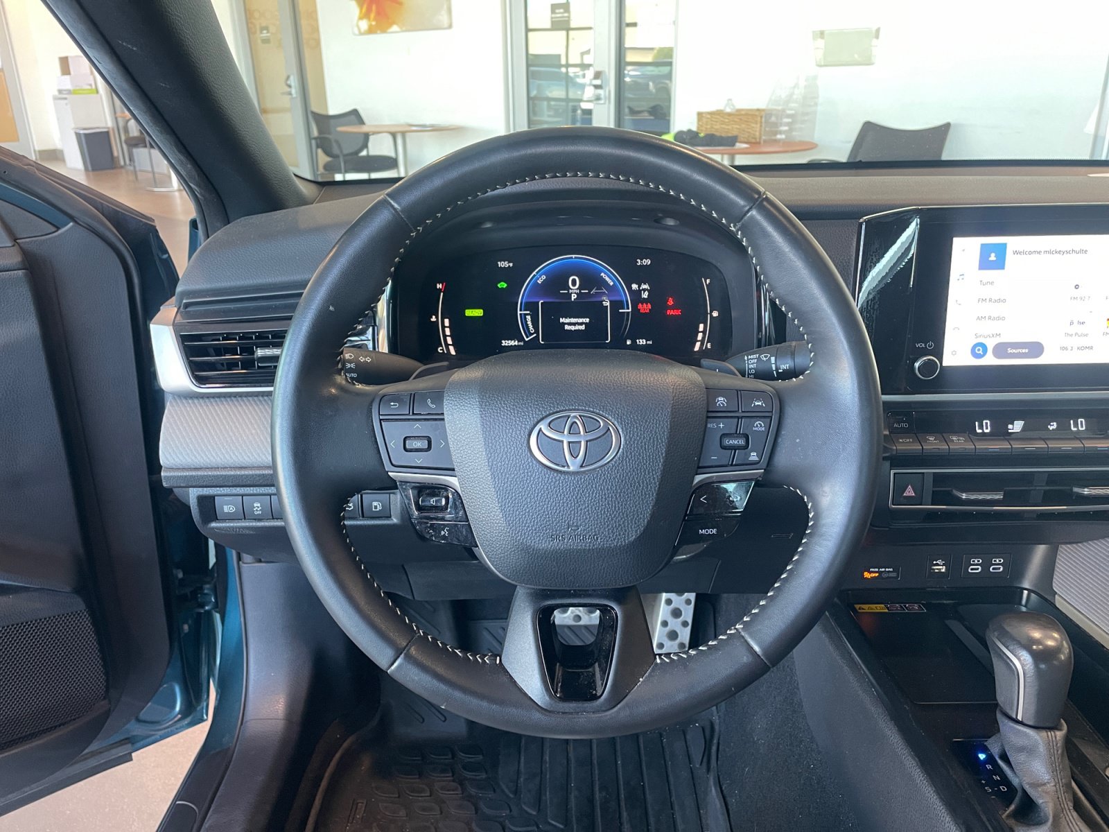 Used 2025 Toyota Camry SE w/ Convenience Package FWD image 9