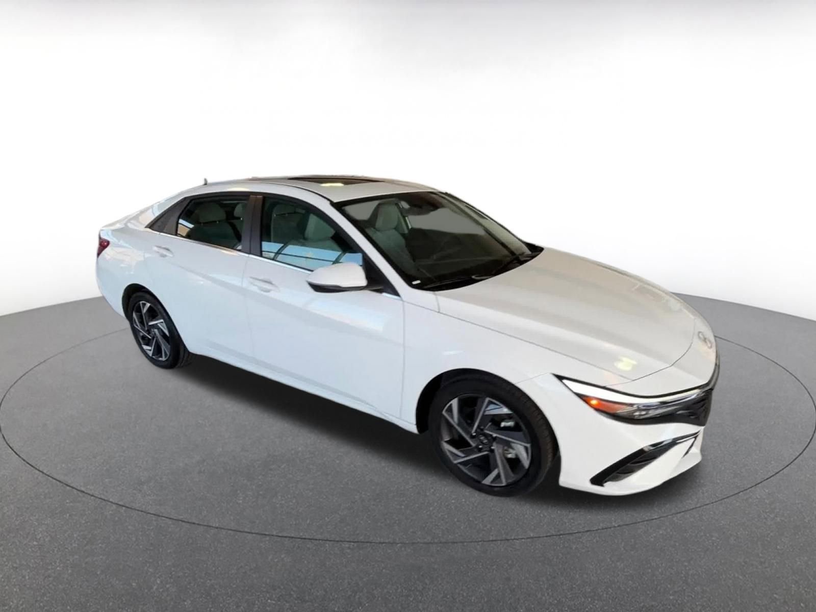 Used 2025 Hyundai Elantra Limited image 2