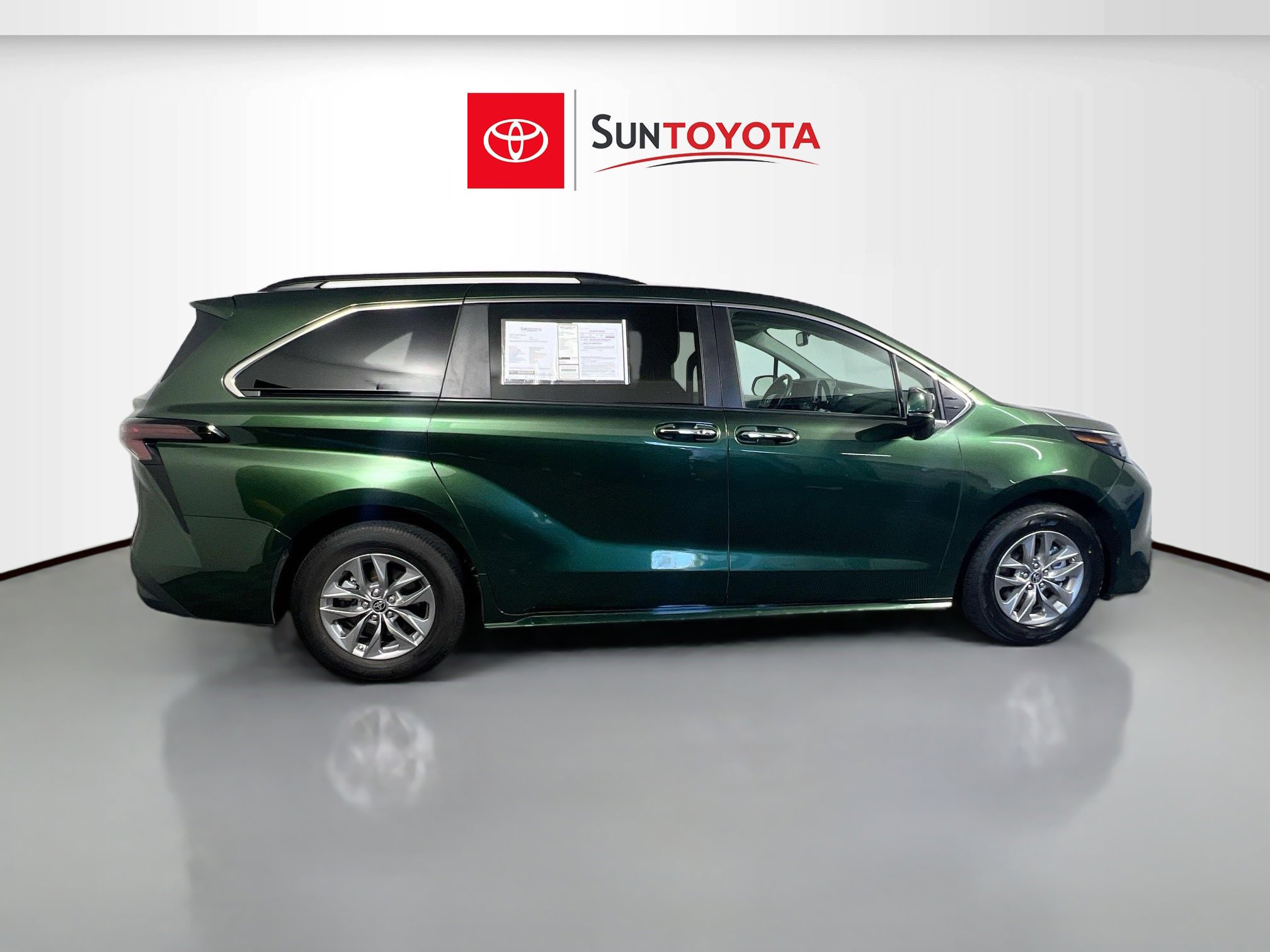 Used 2024 Toyota Sienna XLE FWD image 2
