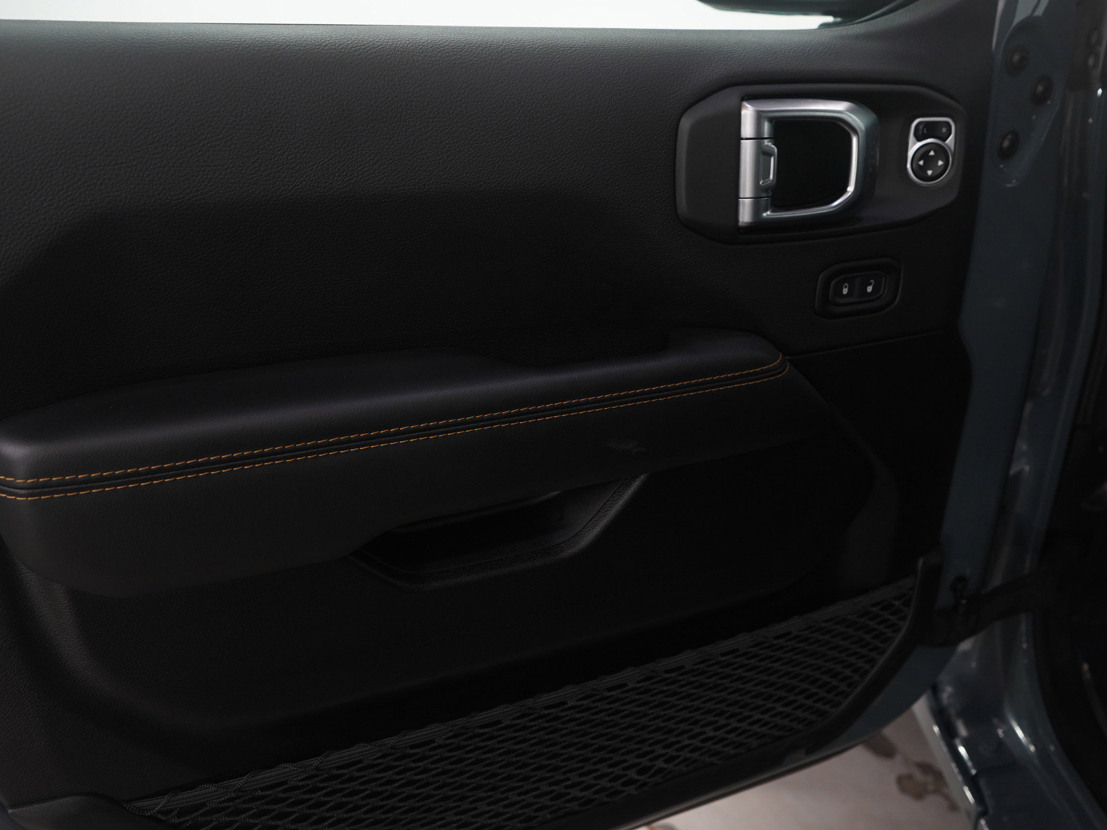 Used 2025 Jeep Wrangler Unlimited Sahara w/ Safety Group image 22