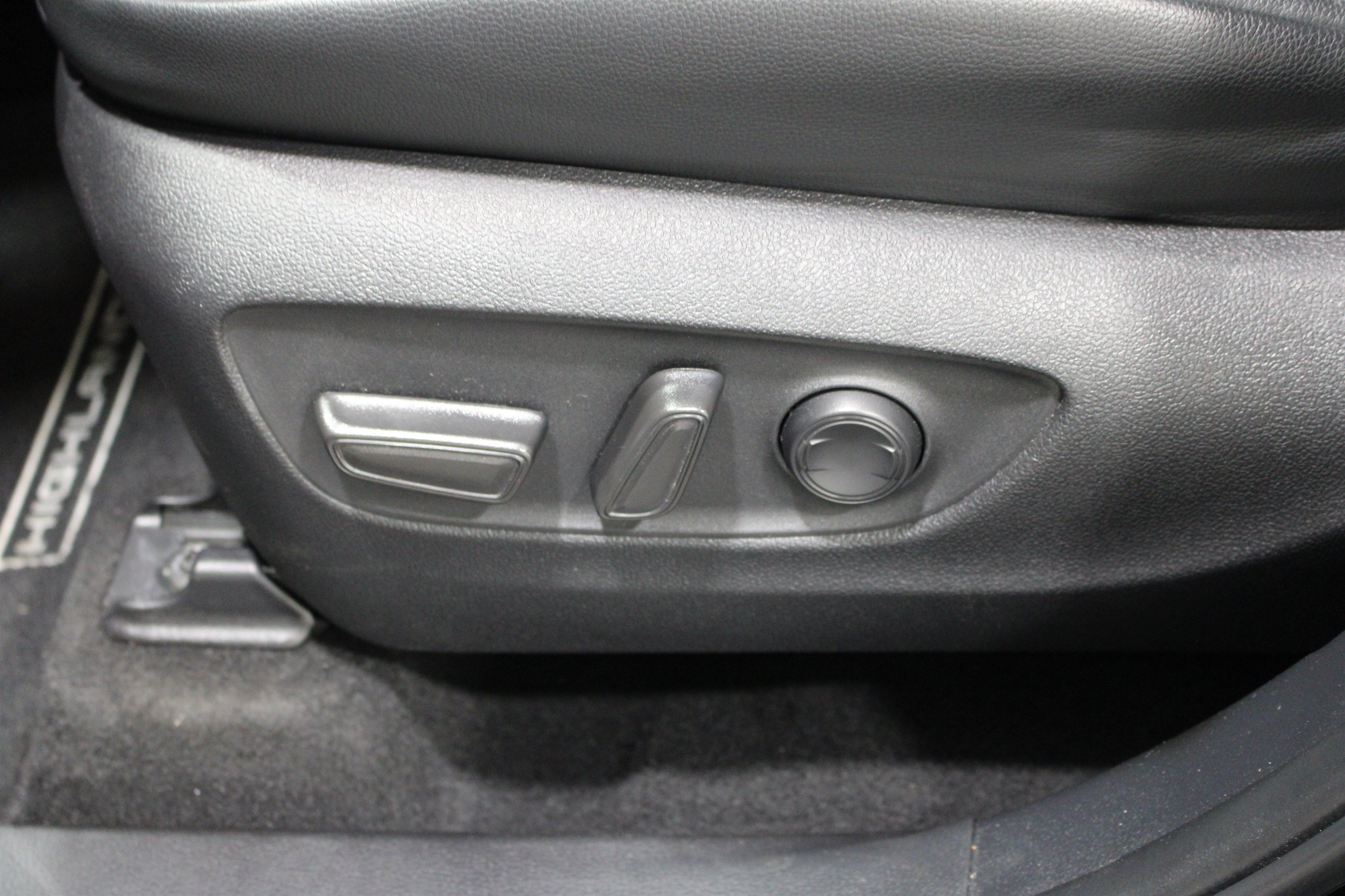 Used 2024 Toyota Highlander XLE AWD/4WD image 5