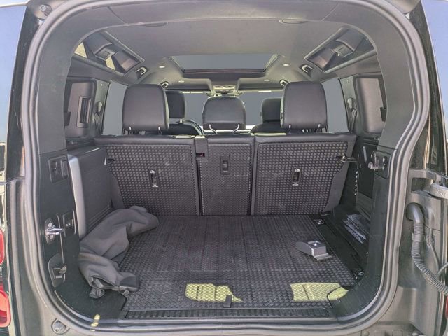 Used 2023 Land Rover Defender 110 SE image 11