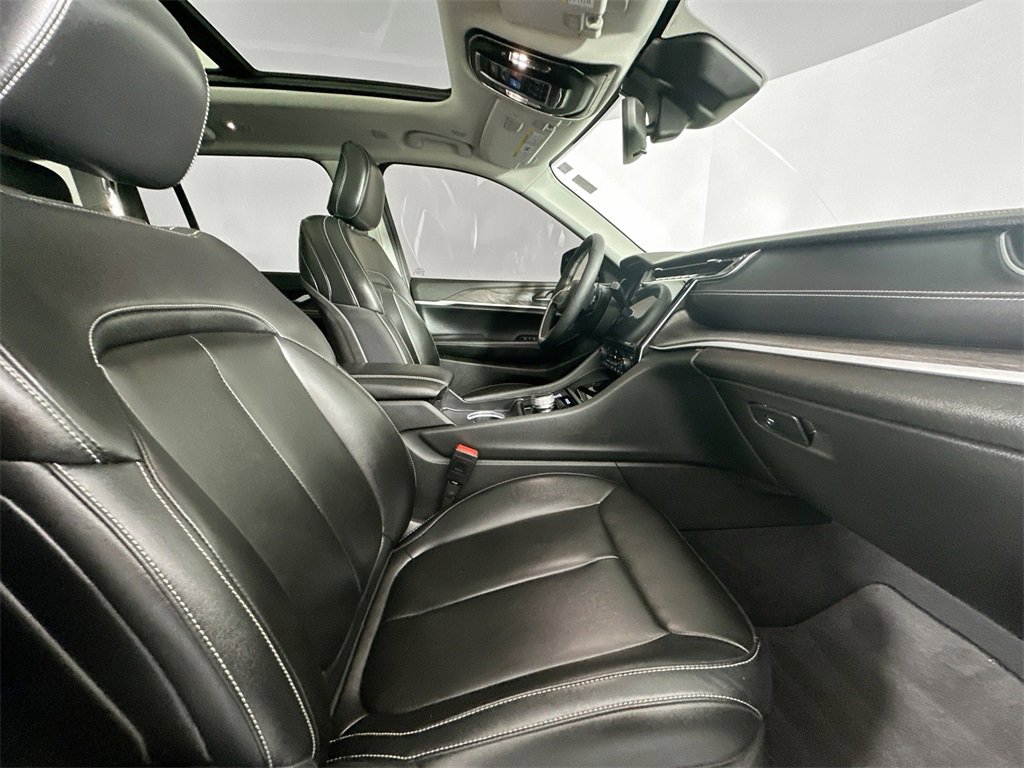 Used 2024 Jeep Grand Cherokee Limited w/ Black Appearance Package image 29