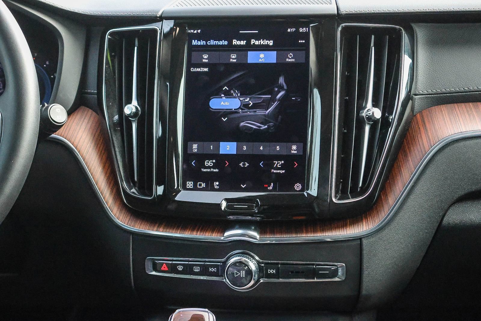 Used 2023 Volvo XC60 B5 Ultimate w/ Climate Package image 25