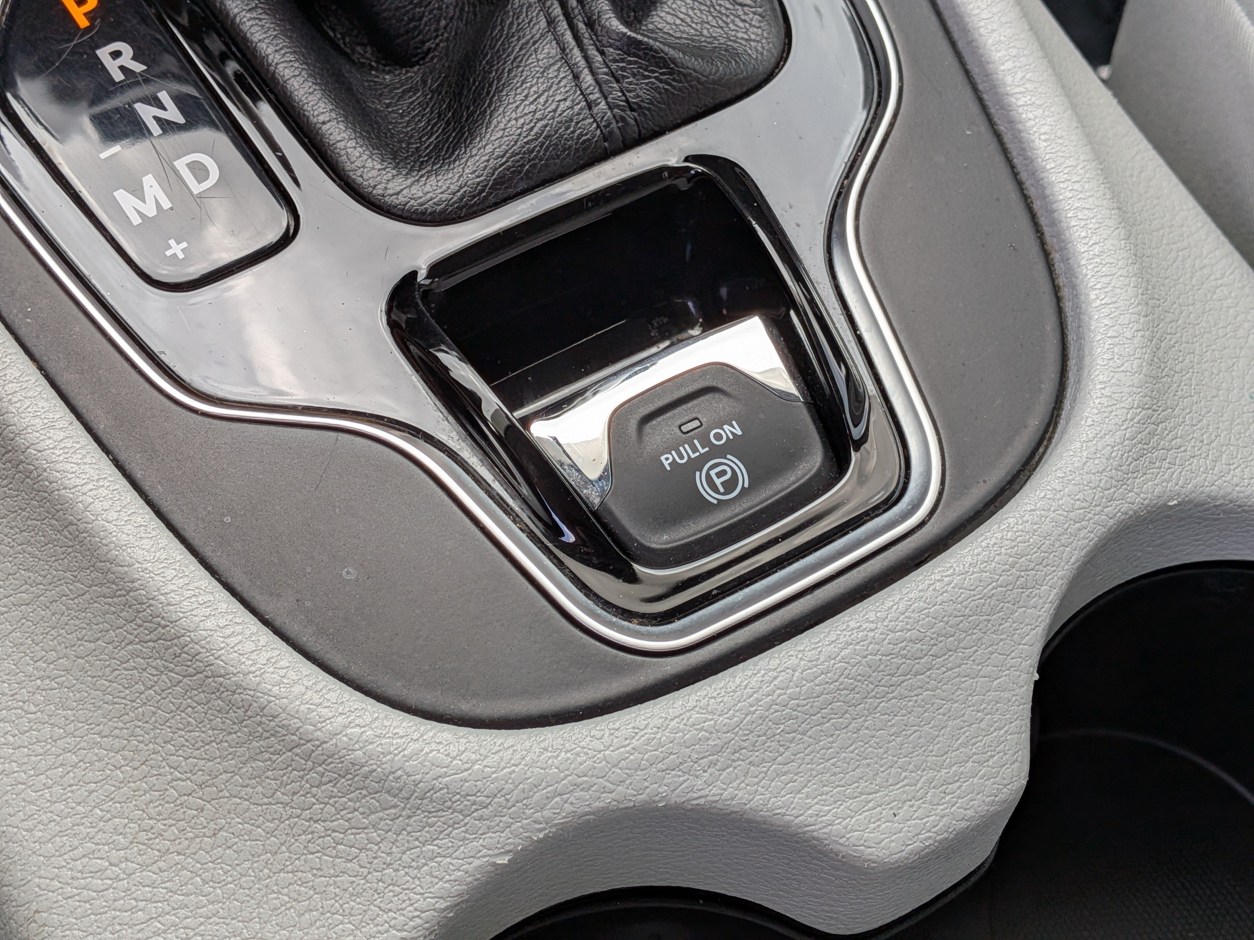 Used 2019 Jeep Cherokee Limited FWD image 32