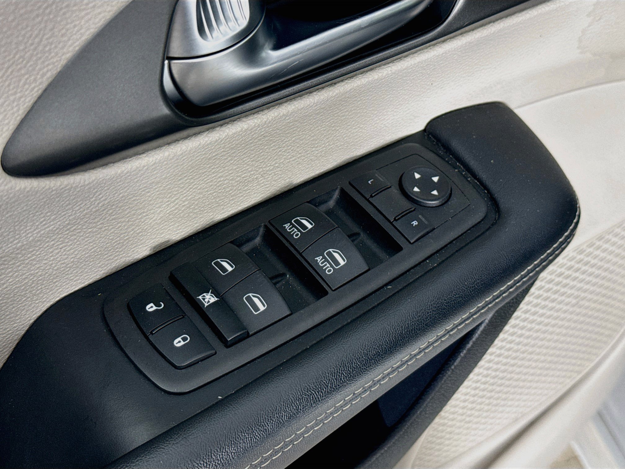 Used 2023 Chrysler Pacifica Touring-L FWD image 19