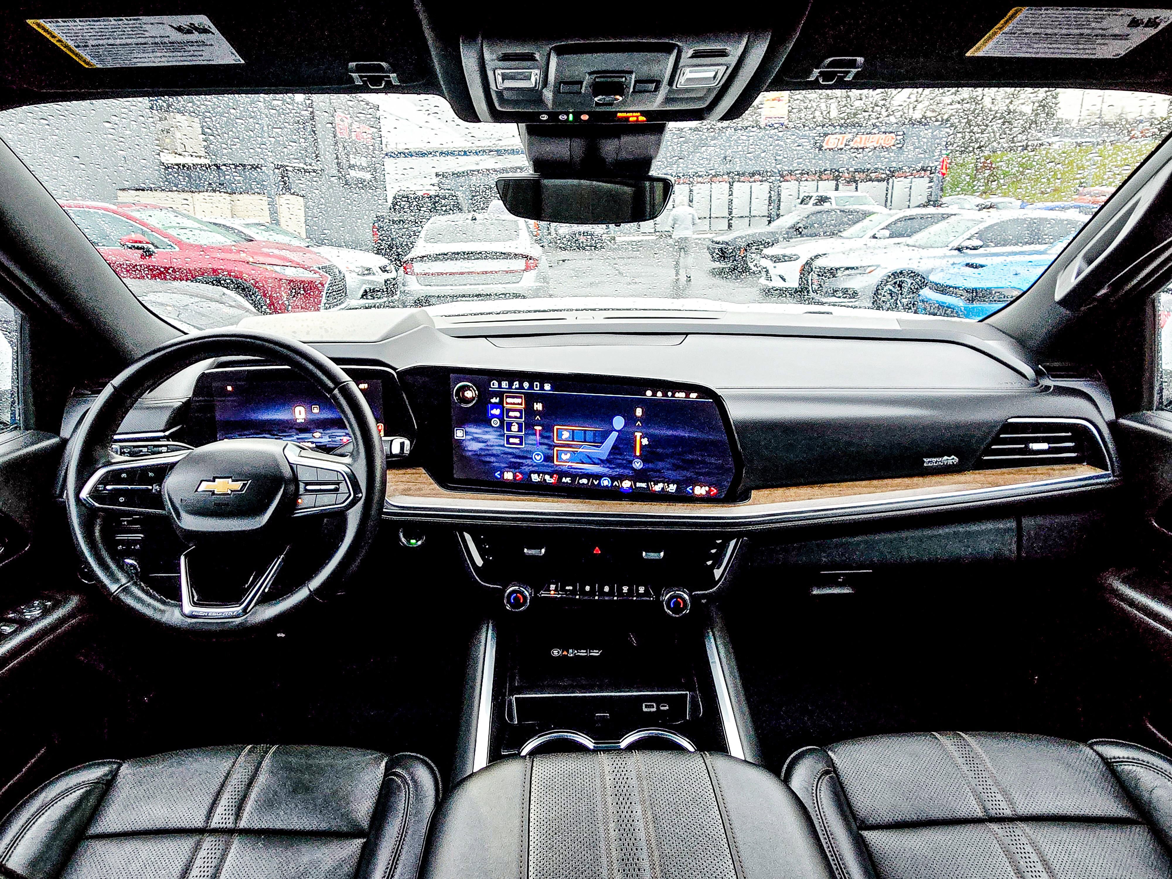 Used 2025 Chevrolet Suburban High Country image 17