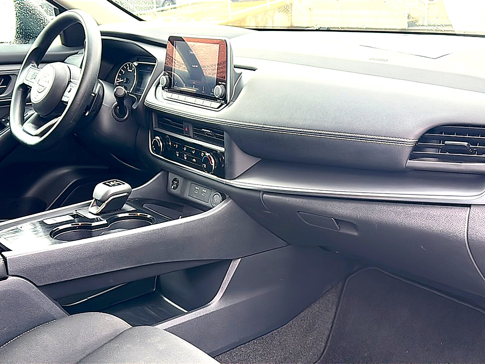 Used 2024 Nissan Rogue S image 22