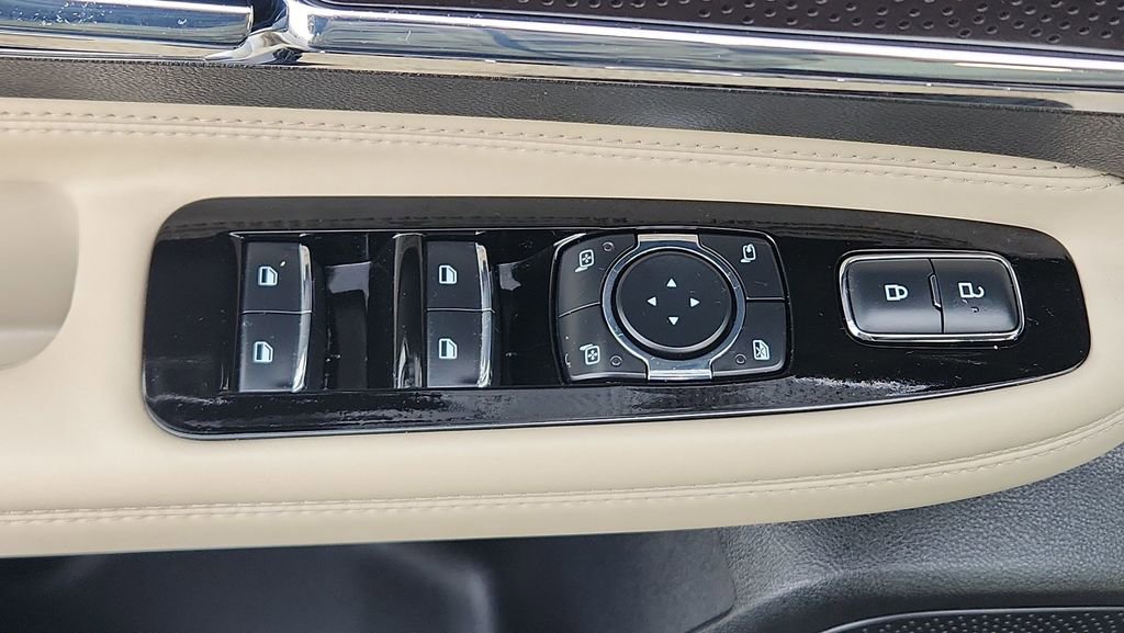 Used 2025 Lincoln Corsair FWD w/ Equipment Group 101A image 17