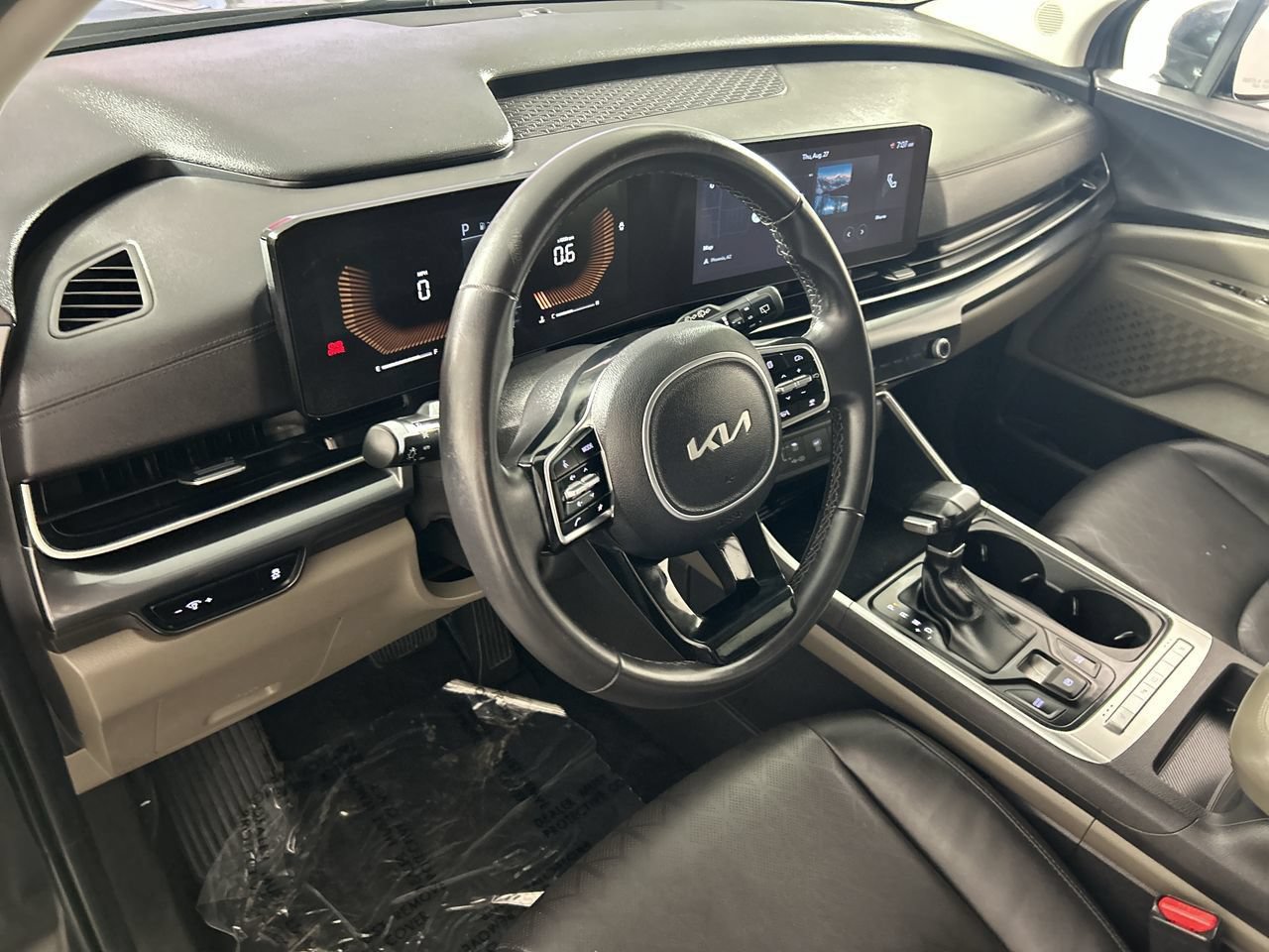 Used 2025 Kia Carnival FWD image 12