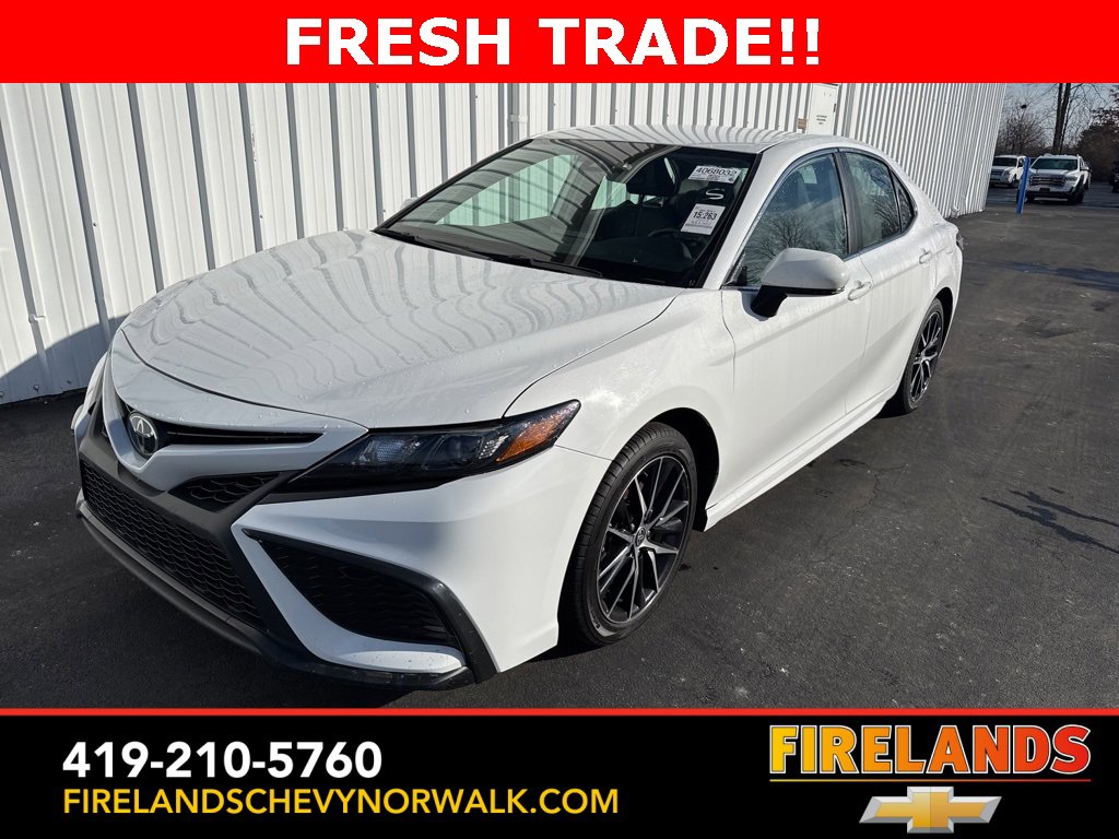 Used 2024 Toyota Camry SE image 1