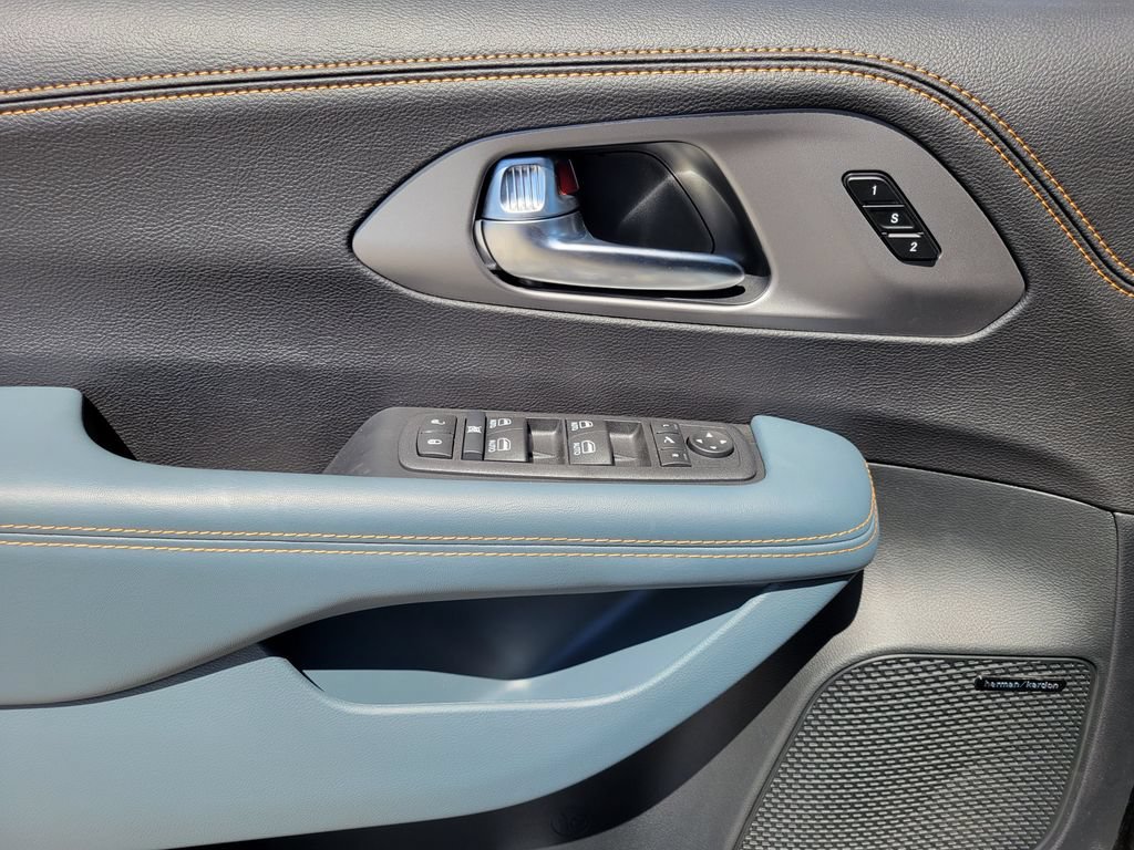 New 2027 Chrysler Pacifica Pinnacle w/ Theater Group AWD/4WD image 17