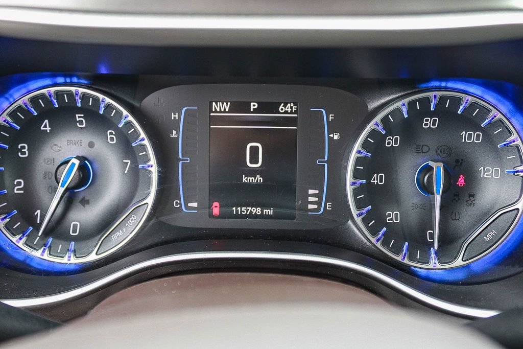 Used 2018 Chrysler Pacifica Touring-L w/ Tire & Wheel Group FWD image 23
