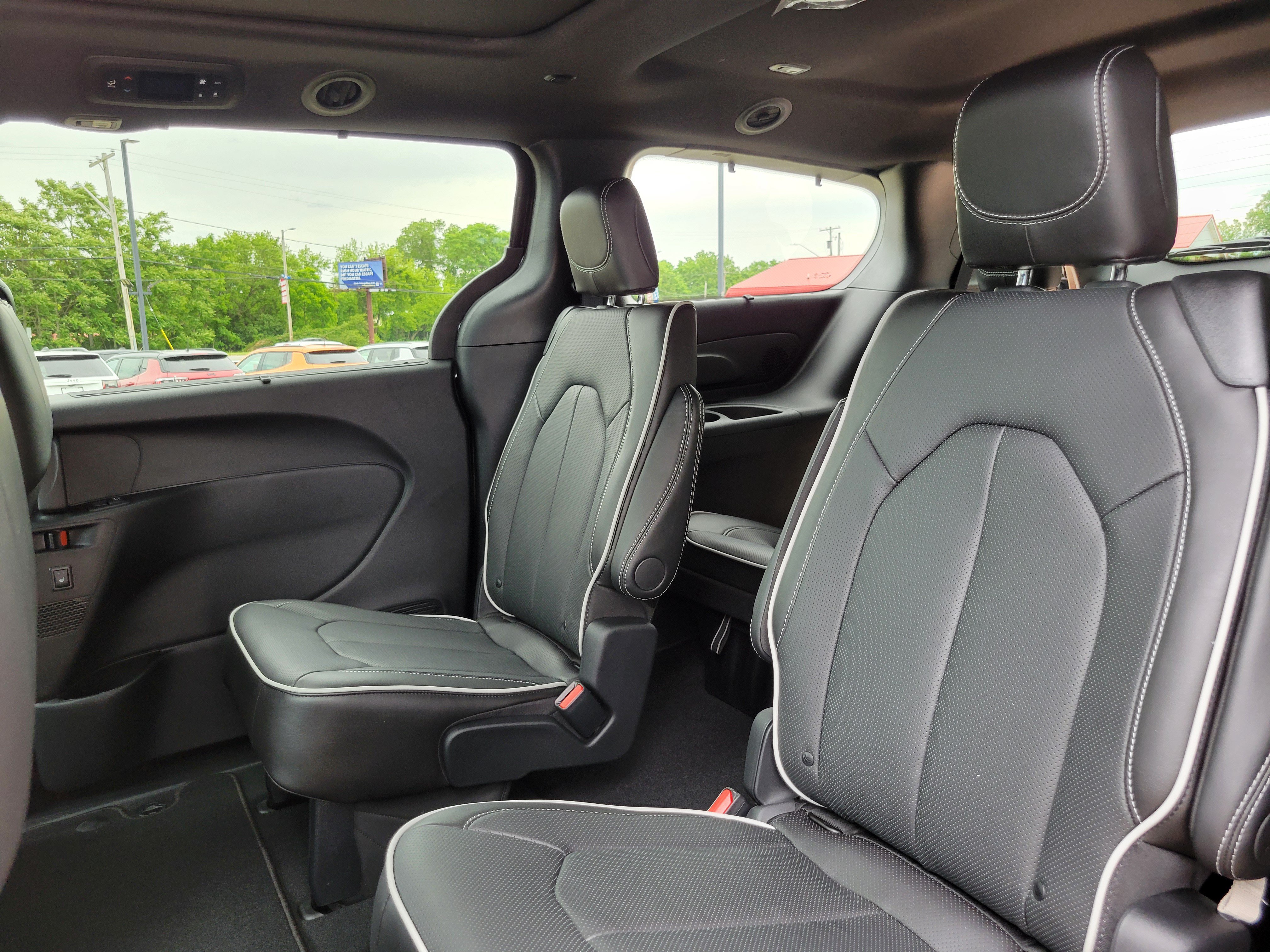 New 2027 Chrysler Pacifica Limited FWD image 18