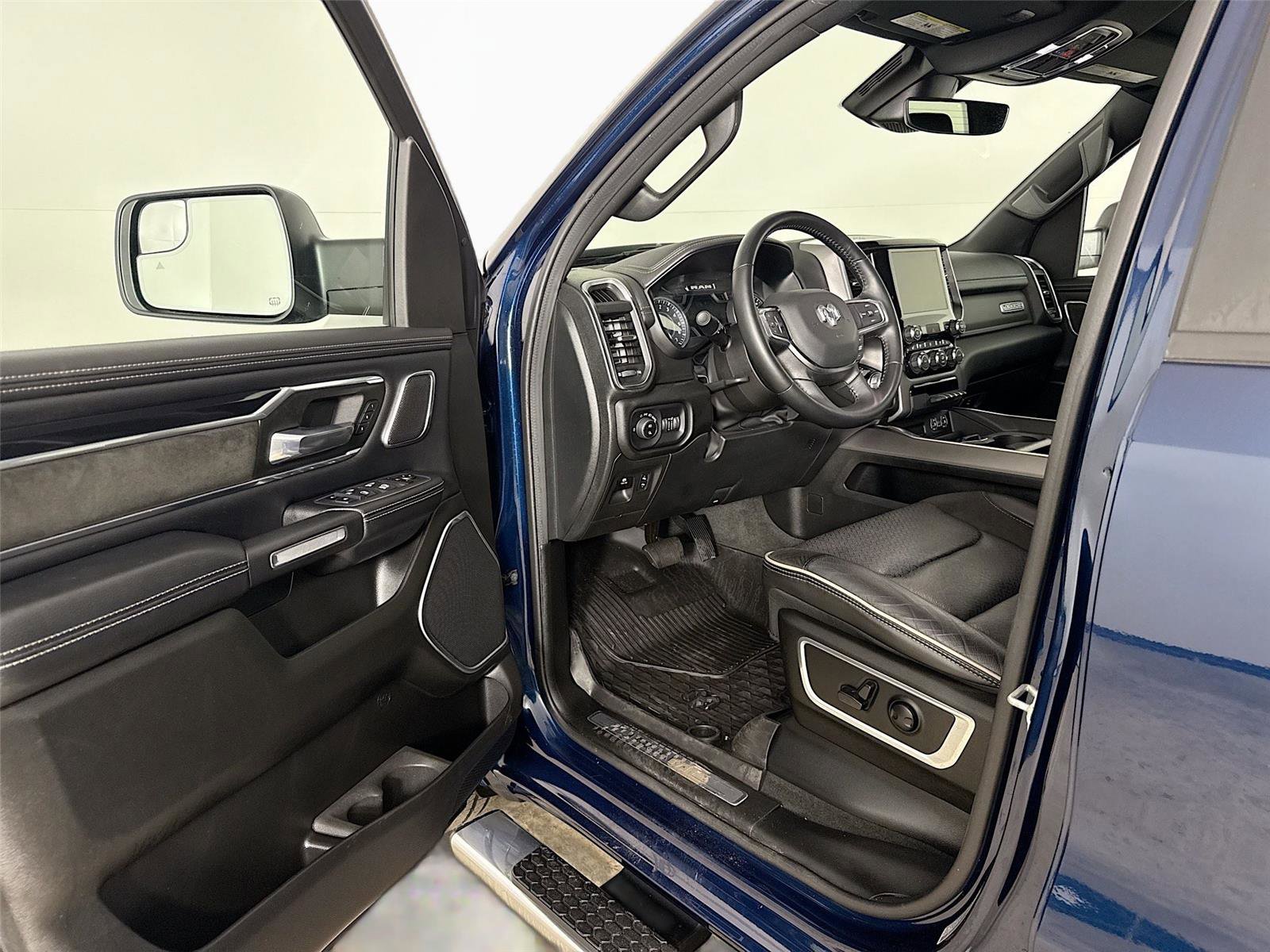 Used 2022 RAM 1500 Laramie AWD/4WD image 3