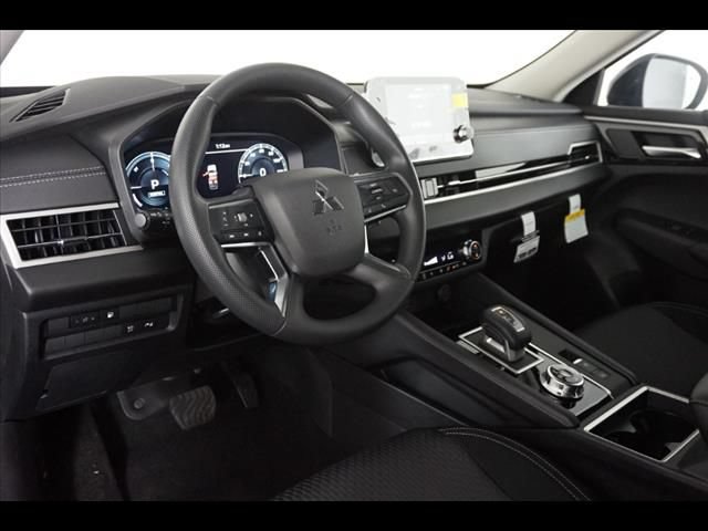 Used 2024 Mitsubishi Outlander ES AWD/4WD image 15