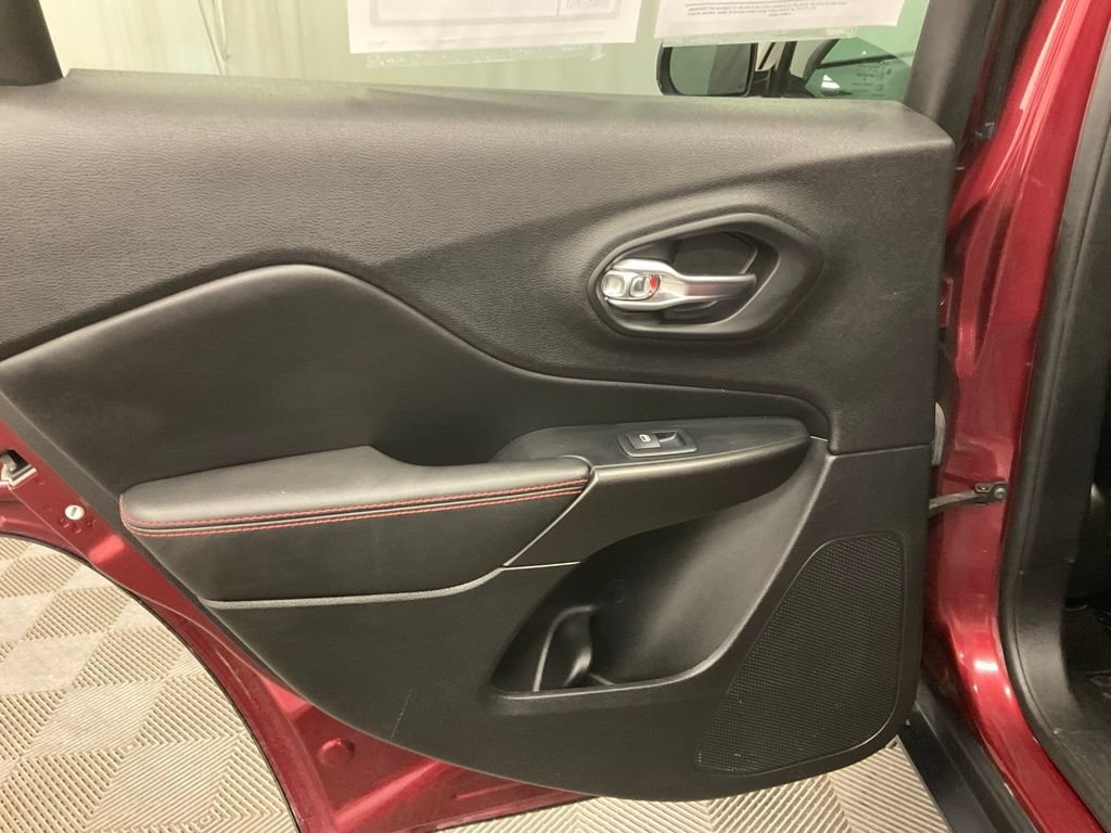 Used 2019 Jeep Cherokee Trailhawk w/ Cold Weather Group AWD/4WD image 31
