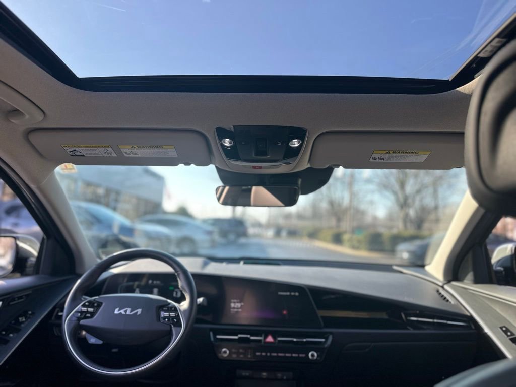 Used 2024 Kia Niro SX Touring image 7