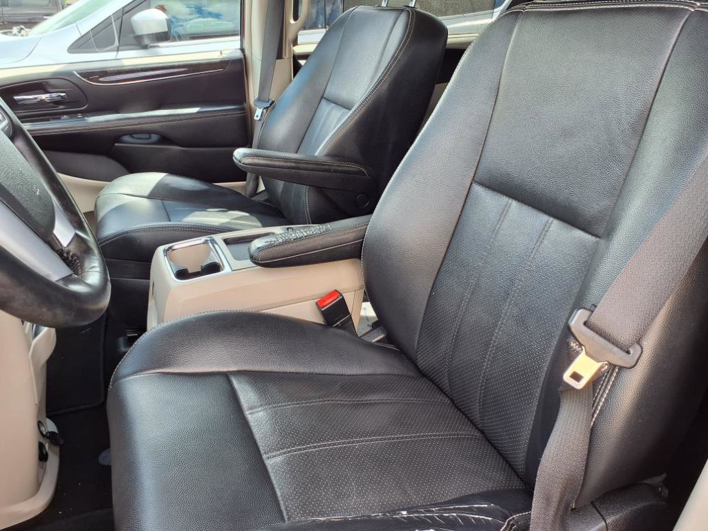 Used 2012 Chrysler Town & Country Touring-L w/ Driver Convenience Group image 3