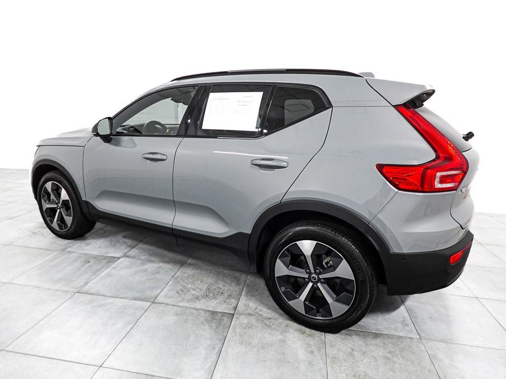Used 2025 Volvo XC40 B5 Plus AWD/4WD image 4