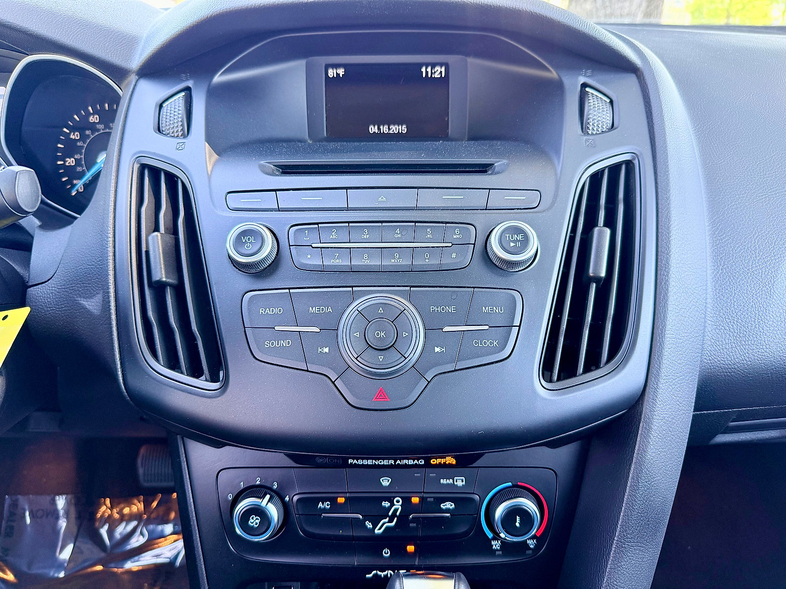 Used 2015 Ford Focus SE w/ SE Sport Package FWD image 17