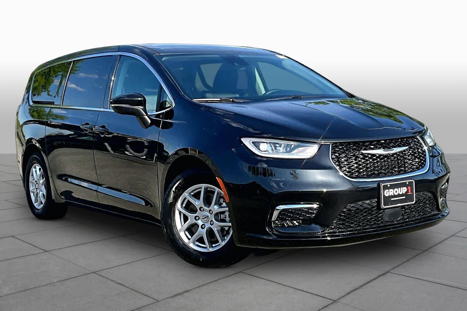 Used 2023 Chrysler Pacifica Touring-L FWD image 3