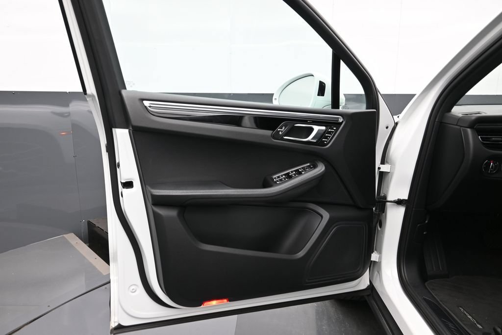 Certified 2023 Porsche Macan AWD/4WD image 8