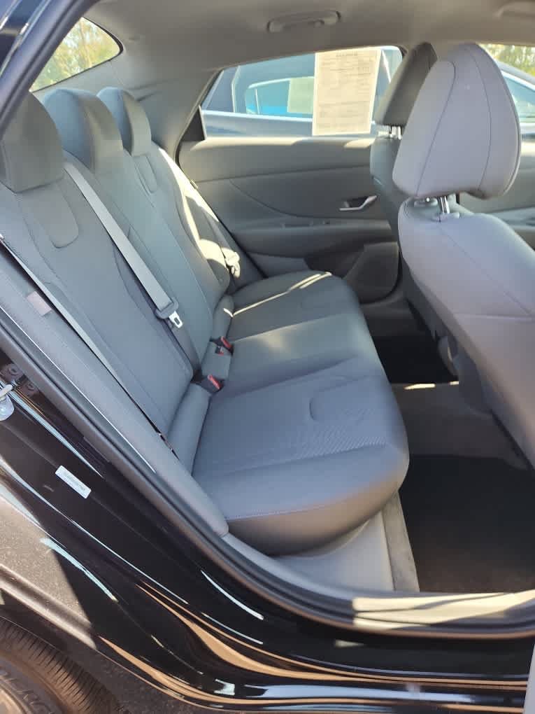 Used 2025 Hyundai Elantra SE FWD image 30