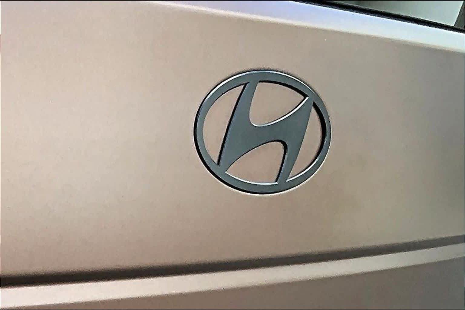 Used 2025 Hyundai Santa Fe Calligraphy FWD image 9