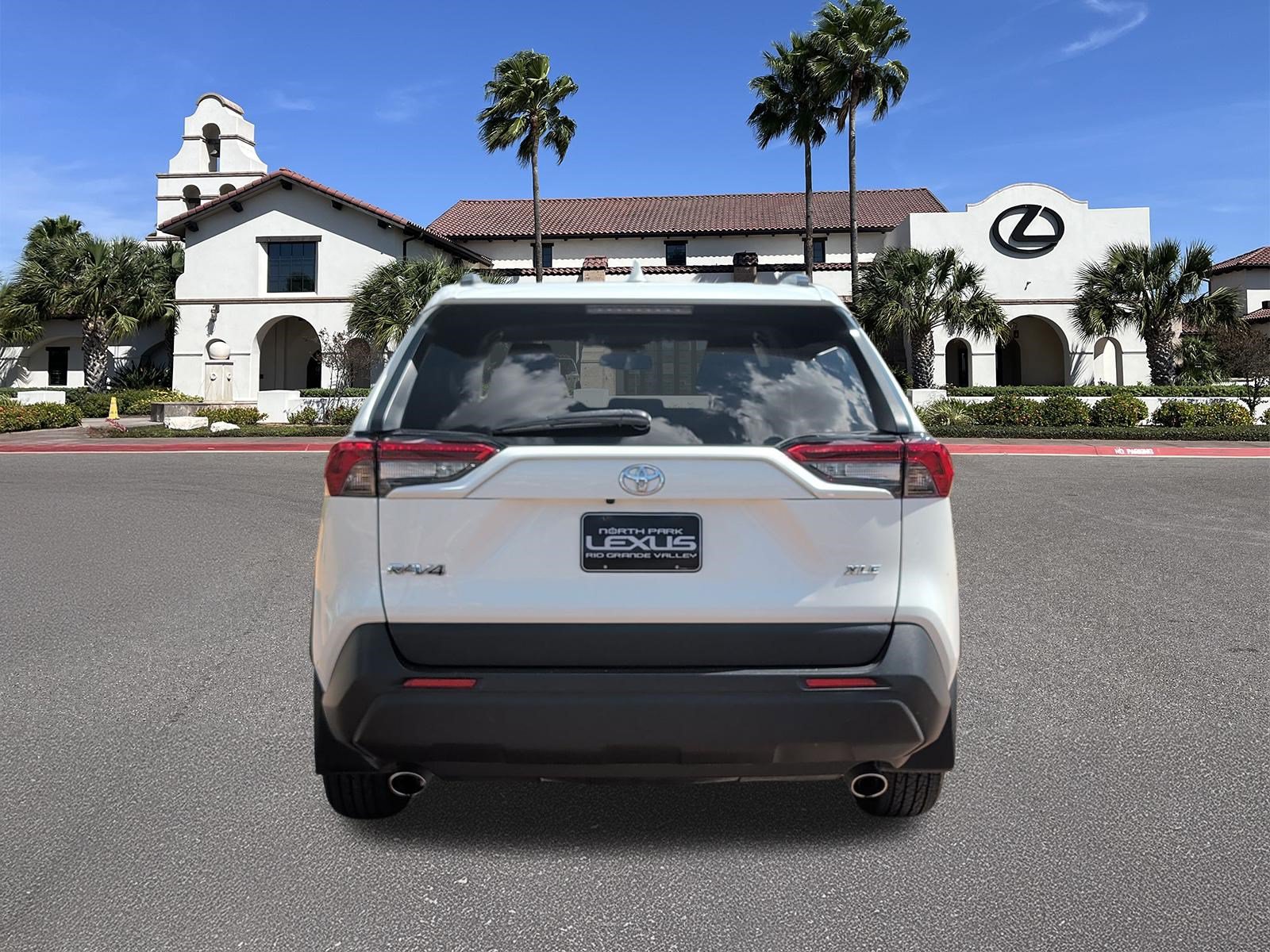Used 2021 Toyota RAV4 XLE w/ Convenience Package FWD image 3