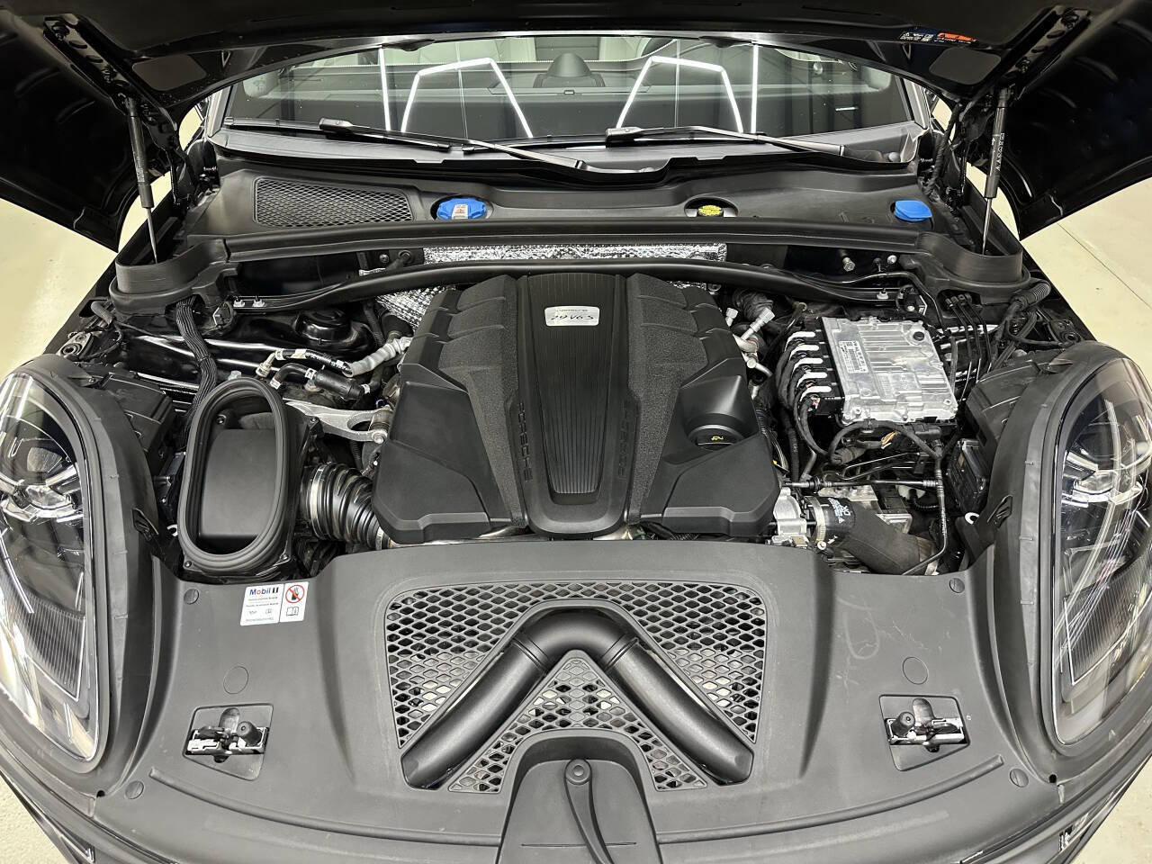 Used 2024 Porsche Macan S AWD/4WD image 7