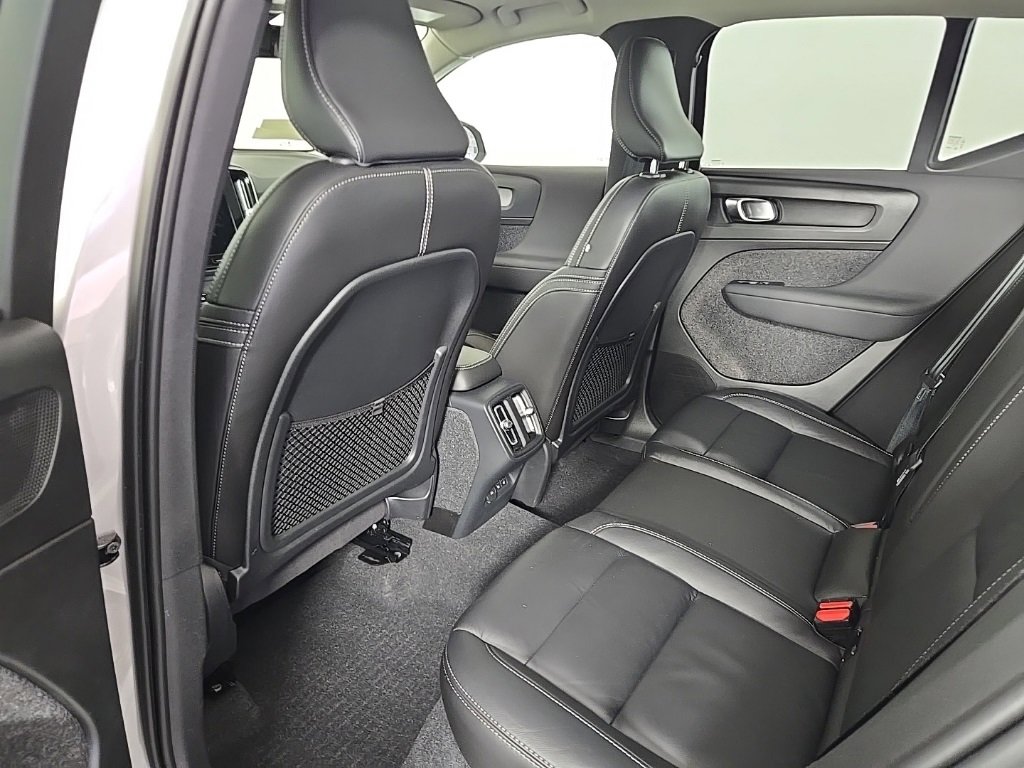 Certified 2023 Volvo XC40 B5 Plus w/ Protection Package Premier image 16