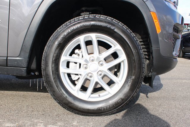 Used 2024 Jeep Grand Cherokee Laredo image 38