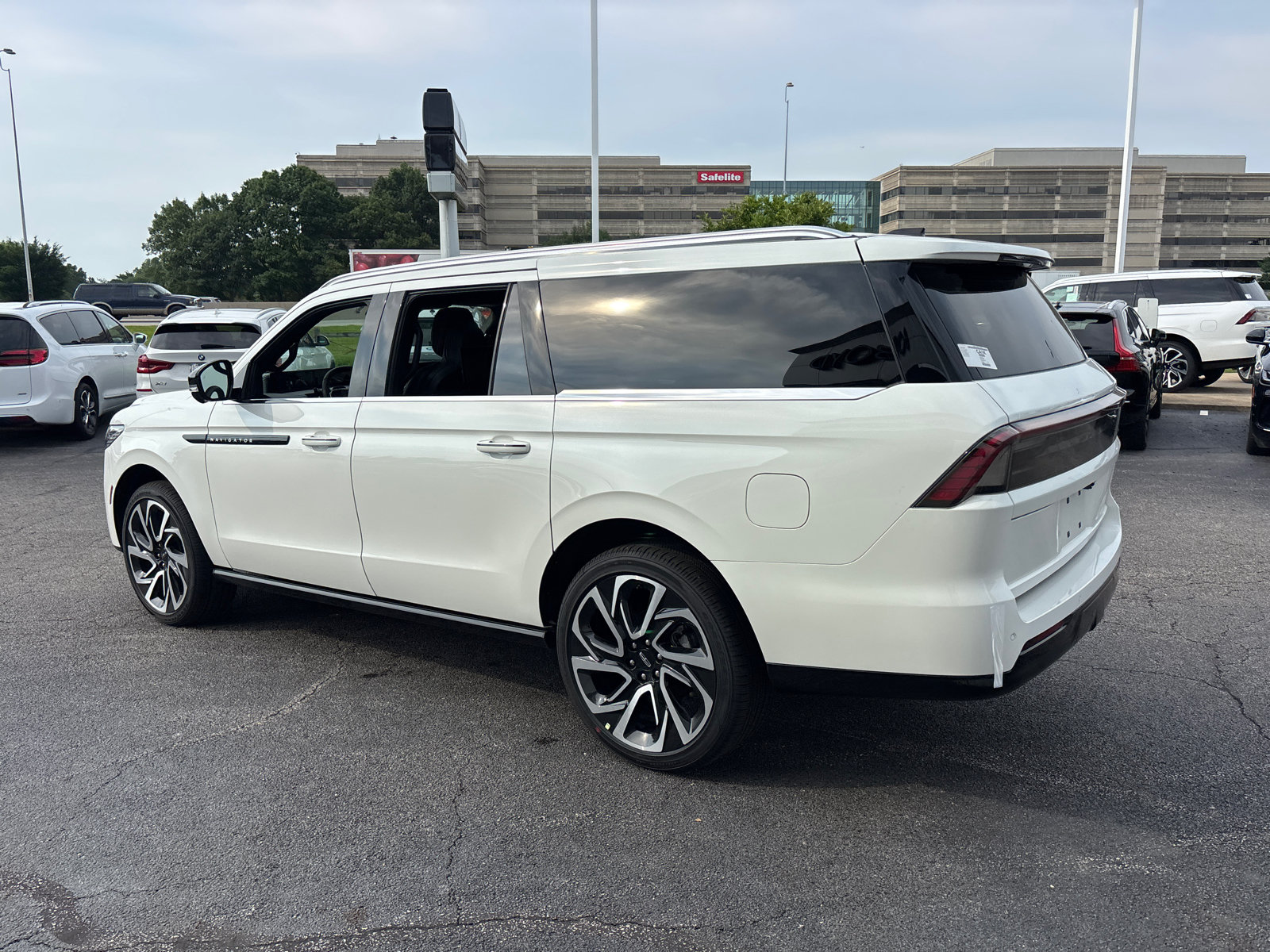 New 2026 Lincoln Navigator L Black Label AWD/4WD image 5