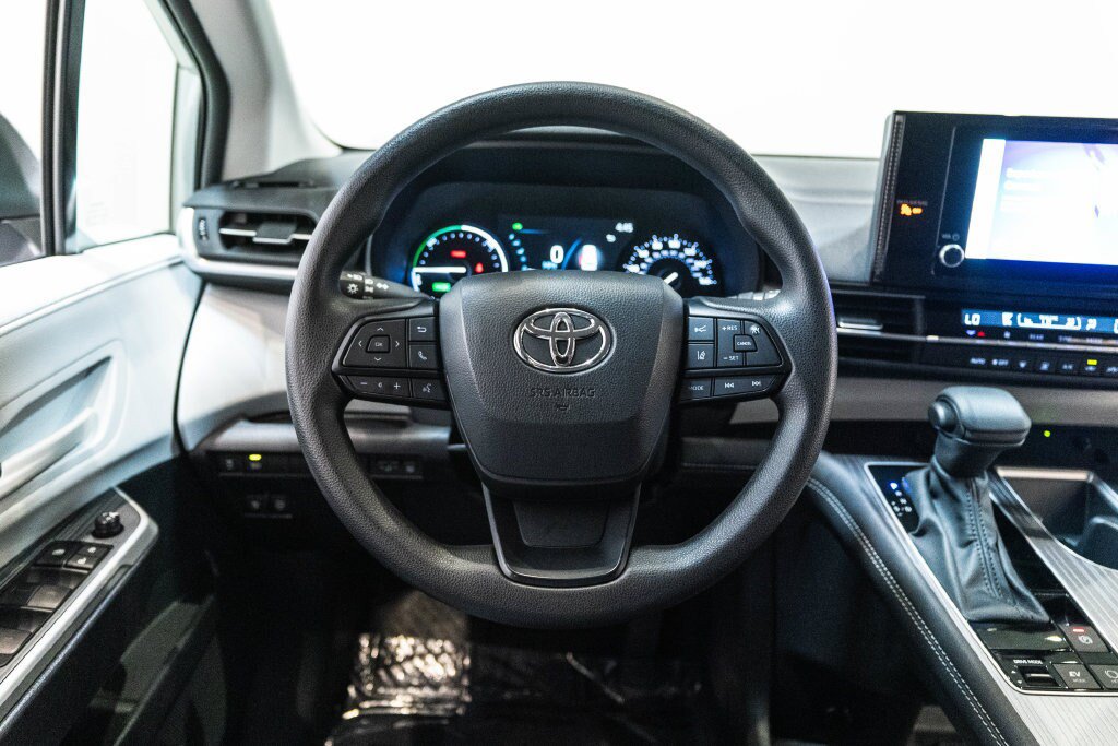 Certified 2025 Toyota Sienna LE FWD image 16