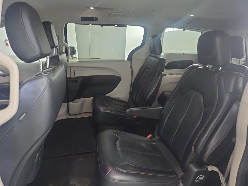 Used 2020 Chrysler Pacifica Touring-L w/ Tire & Wheel Group FWD image 5