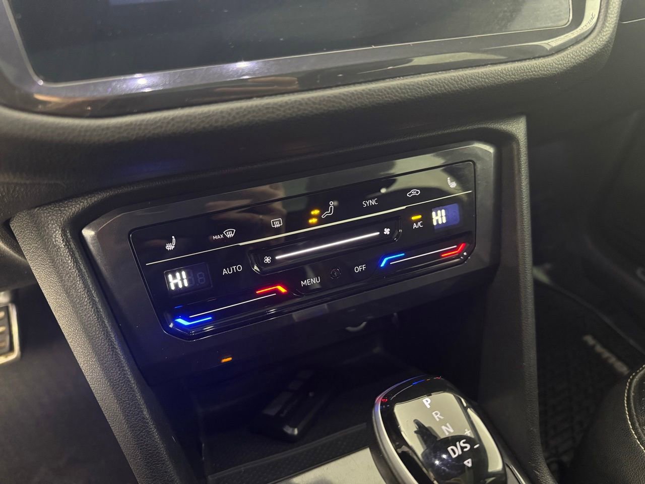 Used 2024 Volkswagen Tiguan SE R-Line image 18