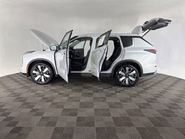 Used 2025 Mitsubishi Outlander SE image 11
