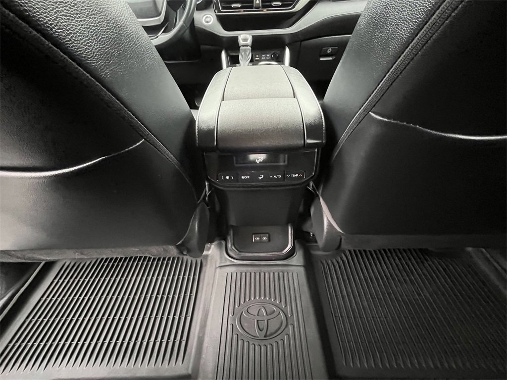 Used 2022 Toyota Highlander XLE image 23