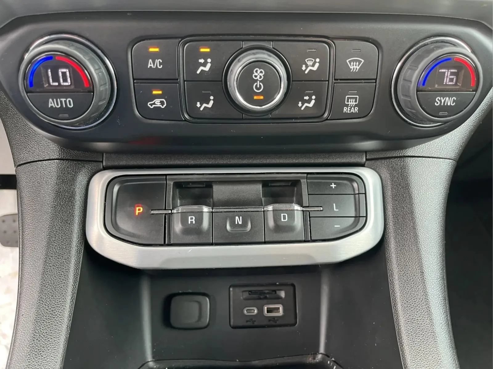 Used 2022 GMC Acadia SLT w/ Elevation Edition FWD image 17