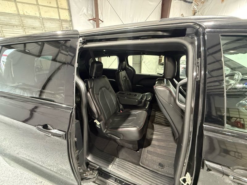 Used 2019 Chrysler Pacifica Limited FWD image 11